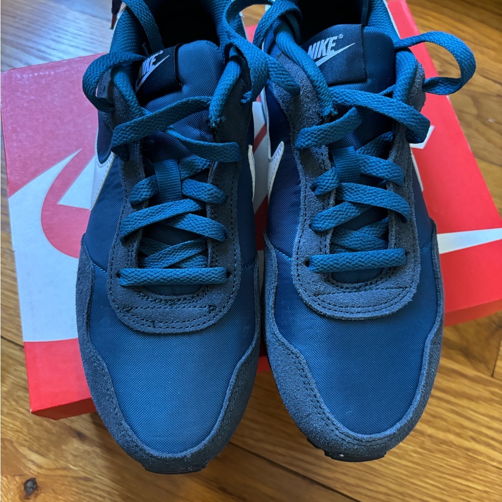 New in Box Nike MD Valiant Sneakers Kids 5Y